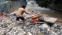 Warga terpaksa harus membakar tumpukan sampah tersebut.