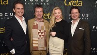 Chloe Grace Moretz tampil dengan busana monokrom di acara film terbarunya, Greta.  Foto: Alberto E. Rodriguez/Getty Images
