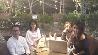 Membicarakan proyek terbaru, Anggia bersama rekan dan kerabatnya pilih kafe cozy sebagai tempat ngumpul sekaligus berdiskusi. Foto: Instagram @anggia_chan/Istimewa