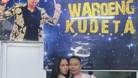 Meski baru membina hubungan, Anggia dan Vicky sudah sering menunjukkan momen bersama. Angia juga hadir untuk memberikan dukungan ke restoran Waroeng Kudeta milik Vicky. Foto: Instagram @anggia_chan/Istimewa