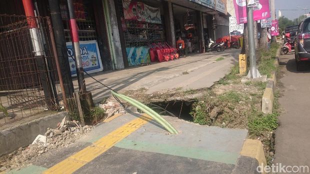 Guiding Block untuk Tunanetra di Cilegon Banyak 'Nabrak' Tiang