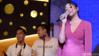Penyanyi yang akrab disapa Lala itu tampil menawan di acara sebuah mall. Pool/Noel/detikFoto.