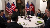 Foto: Trump dan Kim Jong-Un duduk dalam meja bundar dengan Menteri Luar Negeri AS Mike Pompeo dan penjabat kepala staf Mick Mulvaney. Trump meminta fotografer untuk membuat dirinya dan Kim terlihat bagus di foto. (REUTERS/Leah Millis)