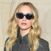 Tidak ketinggalan, kacamata hitam bernuansa futuristik dengan taburan kristal menemani gayanya. (Foto: Getty Images)