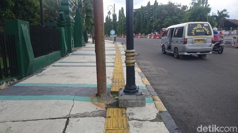 Guiding Block untuk Tunanetra di Cilegon Banyak Nabrak Tiang Guiding Block untuk Tunanetra di Cilegon Banyak Nabrak Tiang