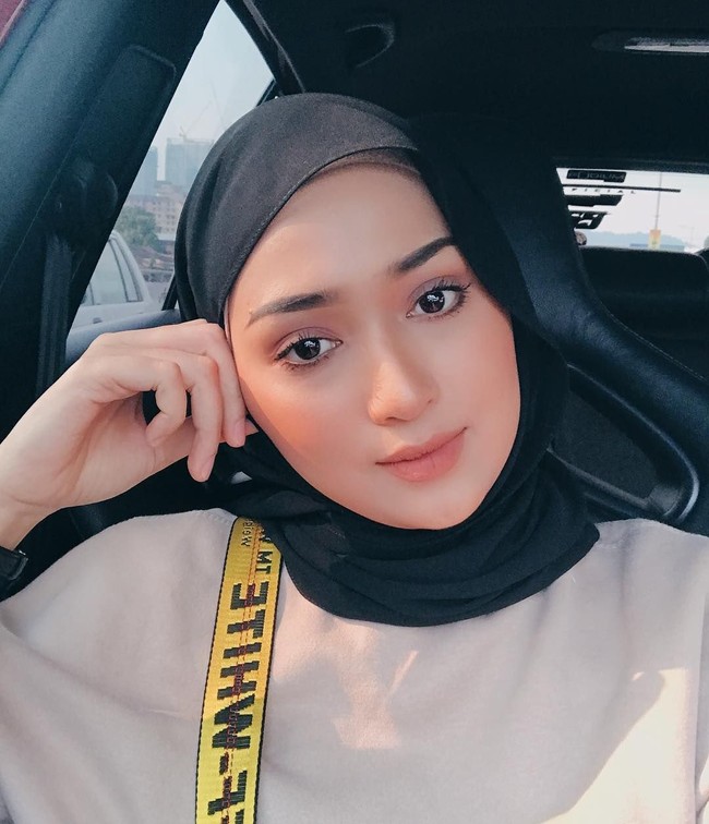 Kecantikan Suzana Manaf pun semakin populer usai menikah dengan Hafizh. Wanita berusia 24 tahun itu masuk jajaran WAGs paling memesona se-Asia versi Fox Sports pada Januari 2018. Foto: Instagram/Suzanamnf