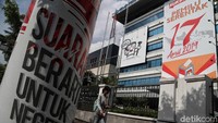 KPU pun menargetkan tingkat partisipasi pemilih pada Pemilu serentak 2019 sebesar 77,5 persen. 