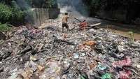Sampah menumpuk di sungai yang berada di pinggir Jalan Raya Jakarta-Bogor, tersebut.