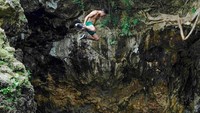Richard melompat dari tebing yang tinggi. Di Buton, mereka bertemu Suku Bajo di Desa Waburense (My Trip My Adventure)