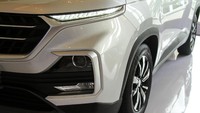 Untuk menjaga pengendaranya, Wuling menjejali Almaz dengan fitur Traction Control System (TCS), Hill Hold Control (HHC) Anti-lock Braking System (ABS), Electronic Brake force Distribution (EBD), Brake Assist (BA), Electronic Stability Control (ESC), Tire Pressure Monitoring System (TPMS), Front & Side Airbag hingga Emergency Stop Signal (ESS).