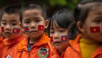 Anak-anak TK di Vietnam berbaris untuk bersiap menyambut kedatangan Presiden Kim Jong Un. Carl Court/Getty Images.