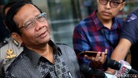 Mahfud pun mengatakan permasalahan korupsi selalu berkembang hingga harus dibahas langkah-langkah pemberantasannya di masa depan.