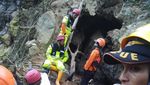 Potret Evakuasi Korban Longsor Tambang Emas Ilegal di Bolmong