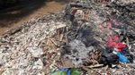 Jorok! Sampah Menumpuk di Kali Cibinong