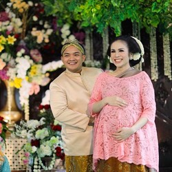 Pernikahan Langgeng 10 Bunda Seleb yang Usia Suaminya Lebih Muda