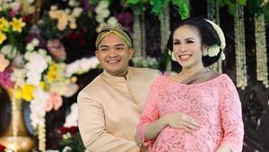Pernikahan Langgeng 10 Bunda Seleb yang Usia Suaminya Lebih Muda