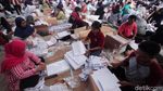 Ratusan Orang Lipat Surat Suara Pemilu di Bogor