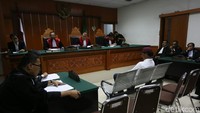Jaksa menilai Hercules terbukti melanggar unsur dengan terang-terangan dan tenaga bersama menggunakan kekerasan terhadap orang atau barang.