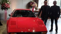 Jadi mobil mewah bekas itu sudah seperti art work. Seperti lukisan. Contoh seperti Ferrari 599 GTO. Itu harganya naik terus. Ini sudah naik hampir 100 persen. Jadi Rp 16 miliar, ujar Presiden Director TDA Luxury Toys, Welly Tjandra, di Kebayoran Baru, Jakarta.