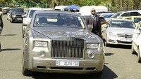 Selama ini, pendeta Lukau menikmati status VIP, bahkan dia harus dikawal secara khusus saat berangkat ke gereja untuk berkhotbah. Foto: Instagram/@alphlukau