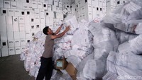 Surat yang telah dilipat siap untuk didistribukan ke TPS di wilayah masing-masing di Bogor.