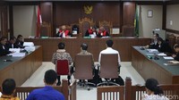 Ketiganya dituntut masing-masing 2 tahun 6 bulan penjara.