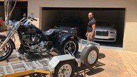 Selain punya sederet mobil mewah, pendeta Lukau juga memiliki sejumlah motor gede dengan modifikasi tak kalah mewah. Foto: Instagram/@alphlukau