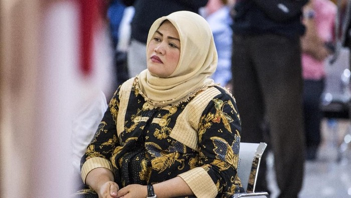 Bupati nonaktif Bekasi, Neneng Hasanah menjalani sidang perdana. Ia menjadi salah satu tersangka dalam kasus suap izin pembangunan Meikarta.