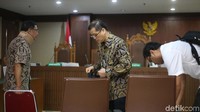 Adapun Willy dan Dudy, mereka juga duduk sebagai terdakwa dalam persidangan ini. Keduanya juga dianggap terbukti bekerjasama dengan Eddy untuk menyuap anggota DPRD Kalteng dan dituntut selama 2 tahun 6 bulan penjara dengan denda Rp 100 juta subsider 3 bulan penjara.