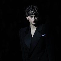 Februari menjadi bulan yang menyibukkan bagi model Kaia Gerber karena pekan mode dunia digelar. Setelah New York dan Milan, Kaia menginvasi Paris Fashion Week dengan berjalan untuk Saint Laurent, Selasa (26/2/2019). (Foto: Pascal Le Segretain/Getty Images)