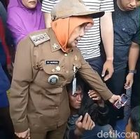 Viral Bu Camat di Jambi Amankan Jambret dari Amukan Massa