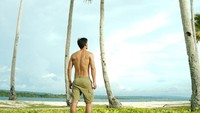 Richard dan Bima juga bertualang ke Pantai Wantopi di Buton Tengah. Mereka menjelajah pantai yang unik sambil berenang (My Trip My Adventure)