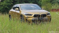 Bagian luar mobil ini menampilkan mobil yang lain dari BMW pada umumnya. Desain grillenya terbalik. Grillenya bebentuk trapesium terbalik sehingga melebar di bagian bawah dan kecil di bagian atas. Grille macam ini merupakan yang pertama ada di BMW era zaman now.