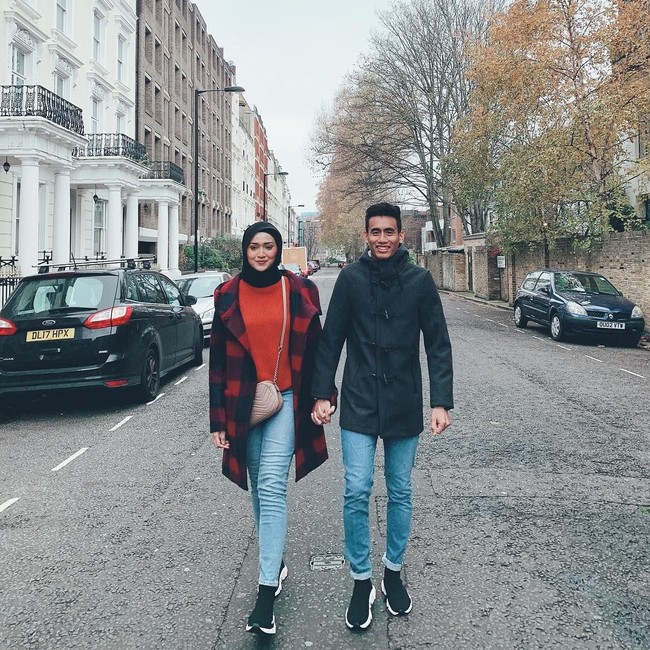 Gaya hijabnya pun tak luput dari perhatian. Ia lihai memadupadankan hijab dengan busana yang dipakai sehingga tetap terlihat stylish. Foto: Instagram/Suzanamnf