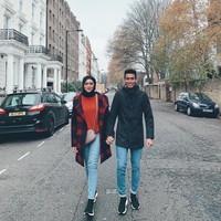 Gaya hijabnya pun tak luput dari perhatian. Ia lihai memadupadankan hijab dengan busana yang dipakai sehingga tetap terlihat stylish. Foto: Instagram/Suzanamnf
