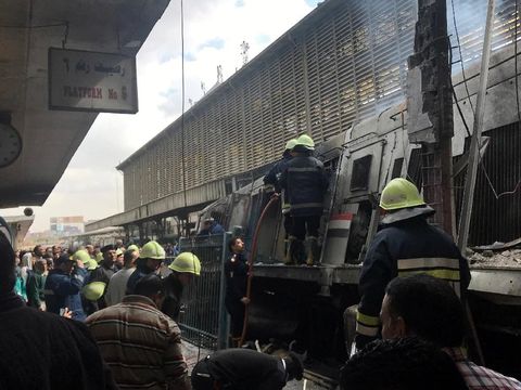 Petugas berusaha memadamkan api yang membakar kereta