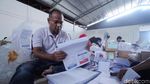 Ratusan Orang Lipat Surat Suara Pemilu di Bogor