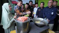 Jonan tampak lihai menggoreng tahu menggunakan bahan bakar gas bumi di Perumahan Puri Nirwana 3, Karedengan, Kabupaten Bogor, Jawa Barat.