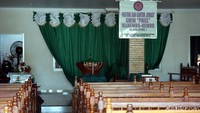 Untuk sementara, altar maupun tempat berdoa bagi jamaat dipindah di sisi samping gereja. Di sini masyarakat biasa beribadah. (Wahyu/detikTravel)