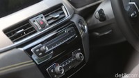 Untuk fitur di dalam mobil, BMW memasang sistem operasi baru juga memungkinkan kemampuan pengoperasian melalui iDrive Controller, voice assistant, touch control, dan BMW Gesture Control, yang semuanya terintegrasi dengan layar monitor 6.5 inci.