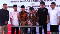 Jonan menandatangani prasasti peresmian Sambungan Rumah (SR) Jaringan Distribusi Gas Bumi (Jargas) Rumah Tangga di Bogor, Rabu (27/2/2019).