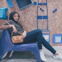 Tak hanya gaya hijabnya, riasan wajah istri pembalap Moto GP itu pun kerap menuai pujian. Ia mahir memakai make up, terlihat dari alisnya yang on fleek. Foto: Instagram/Suzanamnf