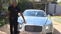Gaya hidup bergelimang harta pendeta Lukau bisa dilihat dari postingan akun Instagram miliknya. Dalam foto ini tampak pendeta Luka berfoto bersama Bentley miliknya. Foto: Instagram/@alphlukau