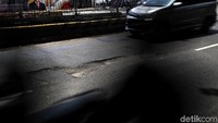 Sejumlah pengendara melintasi Jalan Gunung Sahari yang nampak berlubang di Jakarta, Rabu (27/2/2019).