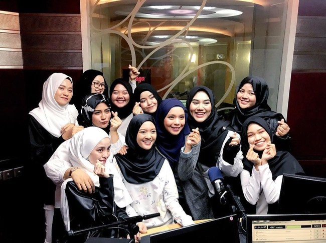 Grup acapella yang dipimpin oleh Wafa itu sering terlihat memakai pashmina yang dipakai secara sederhana. Gaya seperti ini umum ditemukan di Malaysia. Foto: Instagram/BahiyyaHanessa