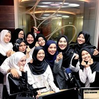 Grup acapella yang dipimpin oleh Wafa itu sering terlihat memakai pashmina yang dipakai secara sederhana. Gaya seperti ini umum ditemukan di Malaysia. Foto: Instagram/BahiyyaHanessa