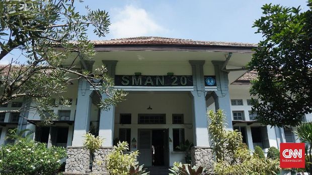 SMAN 20 Bandung dipilih sebagai lokasi syuting sekolah Dilan dan Milea.