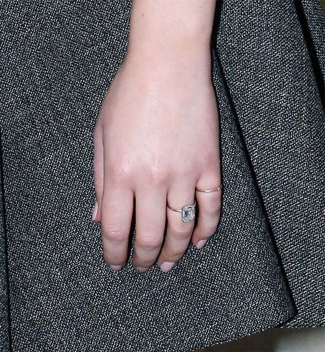 Di jajaran aksesori, terlihat pula cincin berlian di jari manis aktris 28 tahun ini yang diyakini sebagai cincin pertunangannya. Dikabarkan Elle, cincin tersebut diprediksi bernilai US$ 200 ribu atau sekitar Rp 2,8 miliar! (Foto: Getty Images)