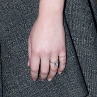 Di jajaran aksesori, terlihat pula cincin berlian di jari manis aktris 28 tahun ini yang diyakini sebagai cincin pertunangannya. Dikabarkan Elle, cincin tersebut diprediksi bernilai US$ 200 ribu atau sekitar Rp 2,8 miliar! (Foto: Getty Images)