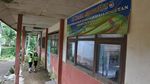 Semangat Siswa Sekolah di Jember Belajar di Kelas yang Rusak